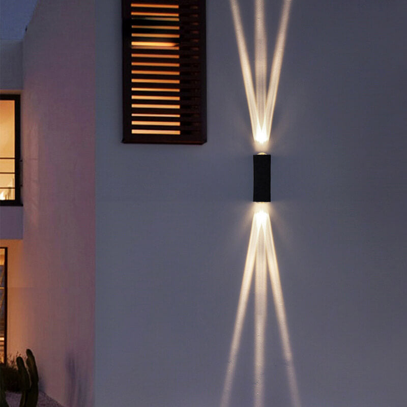 Moderne LED-Wandleuchte mit zwei Leuchtenköpfen und Aluminiumlinse für den Außenbereich.