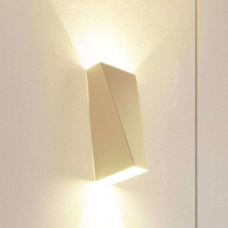 Simplistischer Stil Trapez-Wandwaschlicht Aluminium Warm/Weiß Beleuchtung LED Nachttisch-Wandleuchte in Schwarz/Weiß | Karnz
