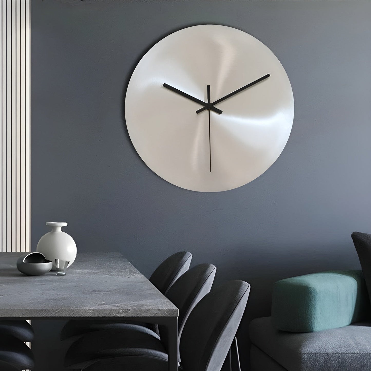 Wanduhr im skandinavischen Industriedesign – Silberne runde Uhr | Modernes Wohnaccessoire für das Wohnzimmer | Karnz