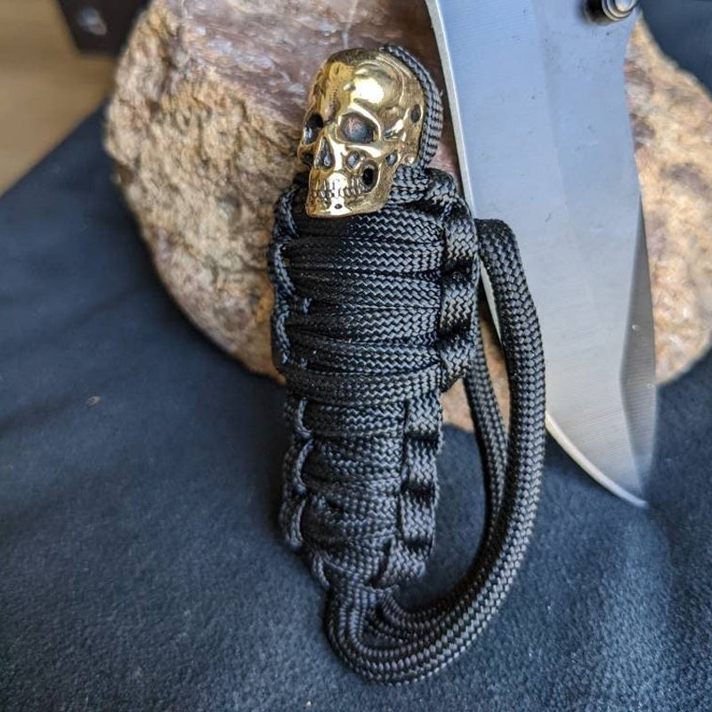 Paracord-Schlüsselanhänger, Mumienschädel aus Messing