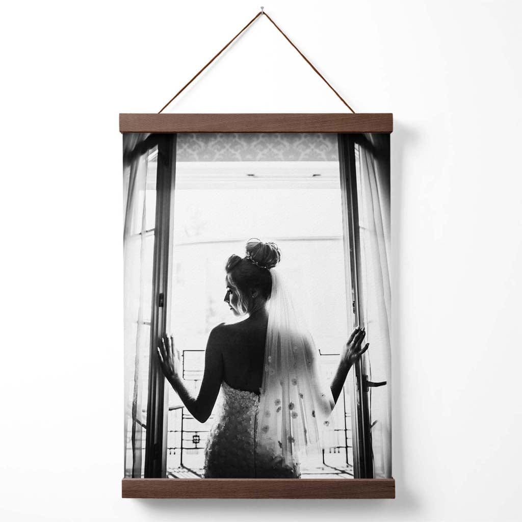 Braut im Schaufenster: Schwarz-Weiß-Fotoposter mit Aufhänger