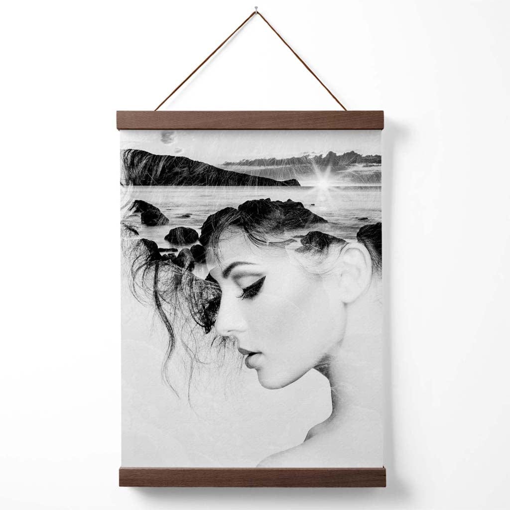 Abstraktes Schwarz-Weiß-Fotoposter mit Mädchen- und Strandmode und Aufhänger