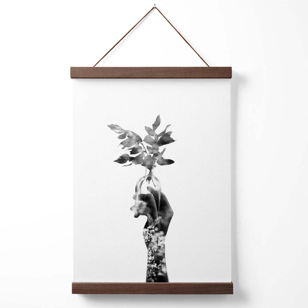 Abstraktes Mode-Poster mit Hand- und Waldmotiv in Schwarz-Weiß, inklusive Aufhänger