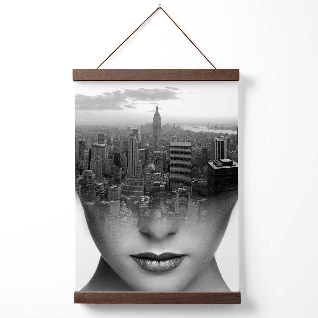 Abstraktes Mädchen und Stadtbild – Mode-Schwarzweiß-Fotoposter mit Aufhänger