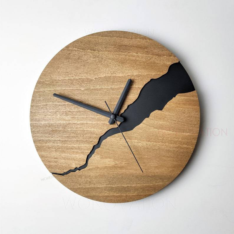 RusticEdge – Einzigartige Wanduhr mit Oberfläche aus rissigem Holz und rustikaler Eleganz