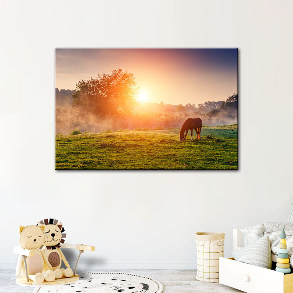 Grasendes Pferd im Sonnenaufgang - Leinwandbild