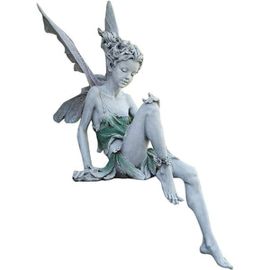 Statue einer sitzenden Fee im Garten