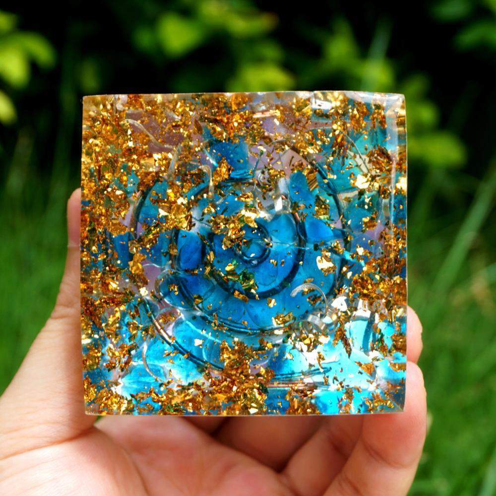 Amethystkugel mit blauer Quarz-Orgonpyramide