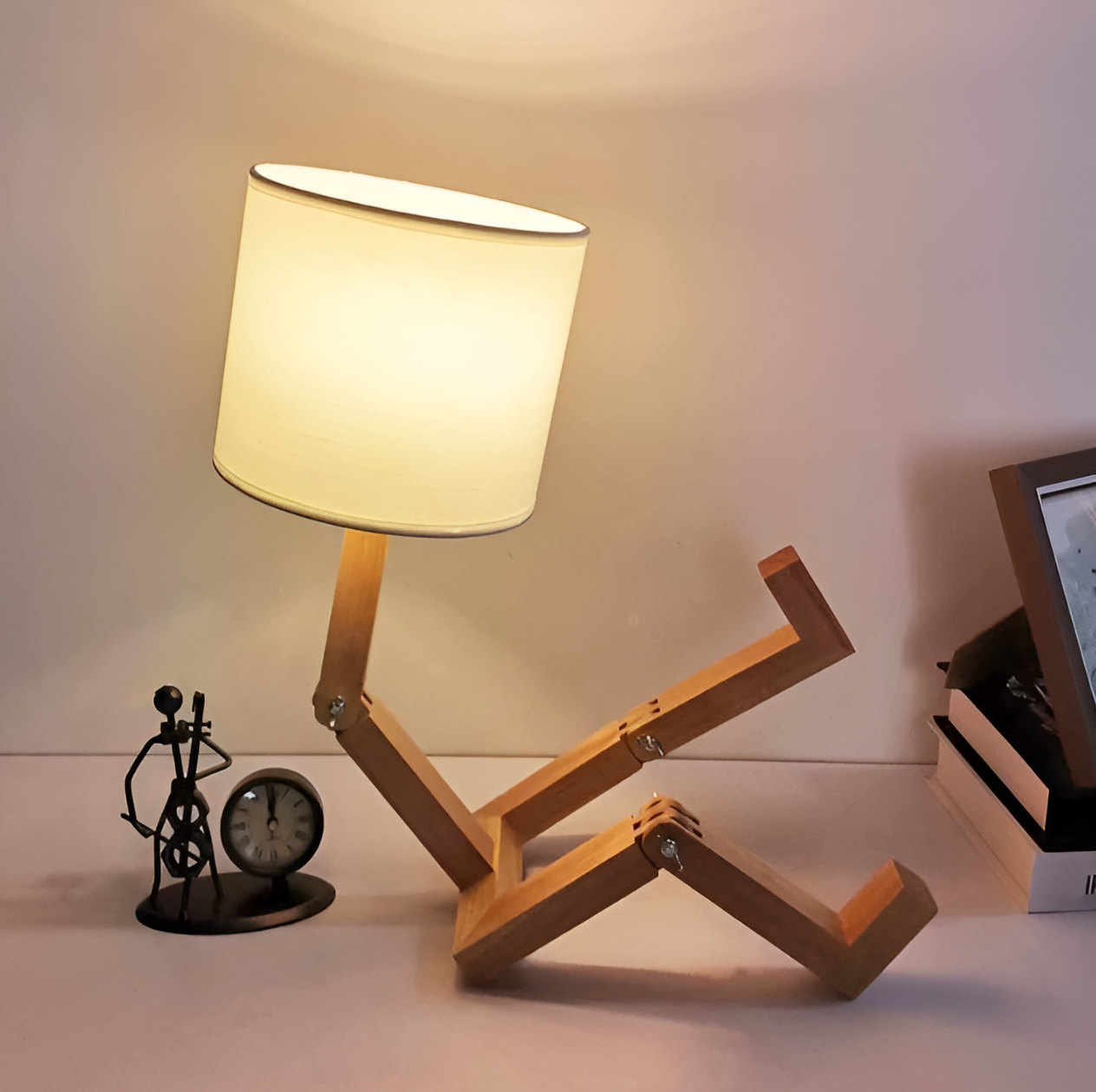 Flexible Robot Schreibtischlampe aus Solid Wood – LumoBot | Karnz