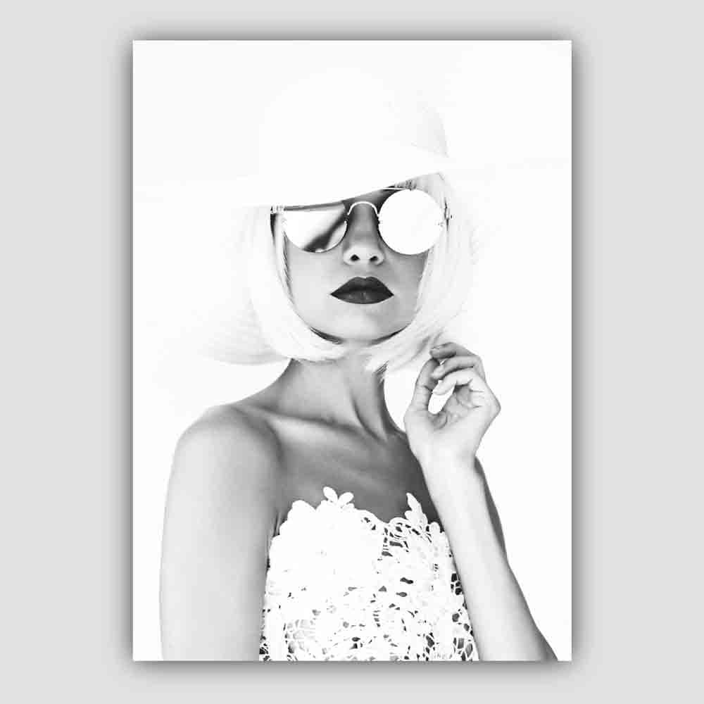 Schwarz-Weiß-Modefoto: Frau mit Sonnenbrille