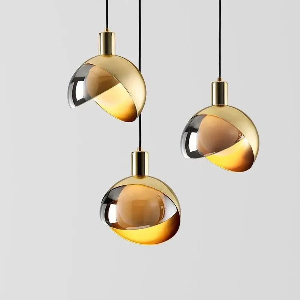Moderne goldene Pendelleuchten für Esszimmer und Küche, elegantes Design mit Kugelleuchten | Karnz