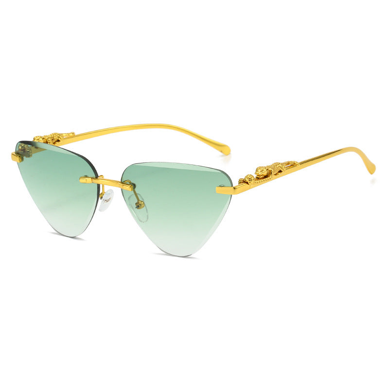 Damen Designer-Sonnenbrille mit kreativem, dreieckigem Rahmen und elegante goldene Akzente Karnz