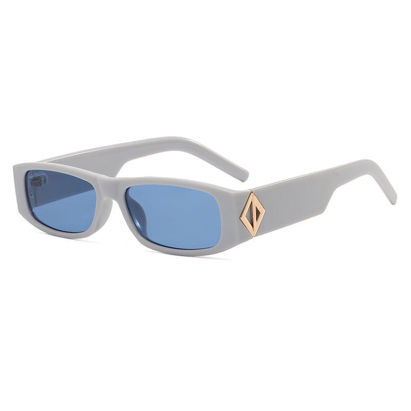 Damen modische rechteckige Sonnenbrille mit stilvollem Metallapplikation Karnz