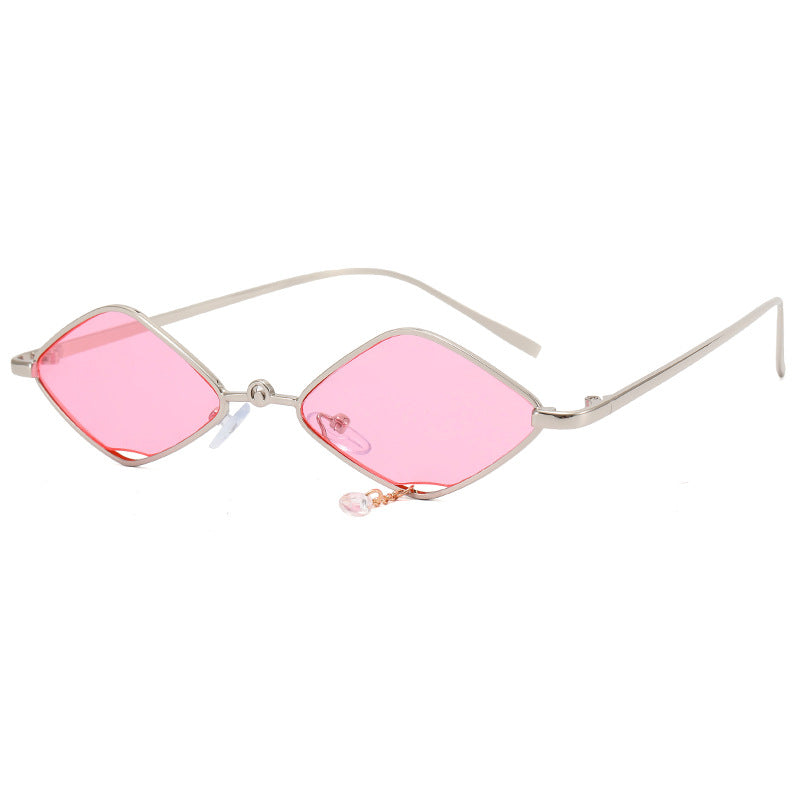 Damen modische Sonnenbrille mit facettiertem Rahmen Karnz