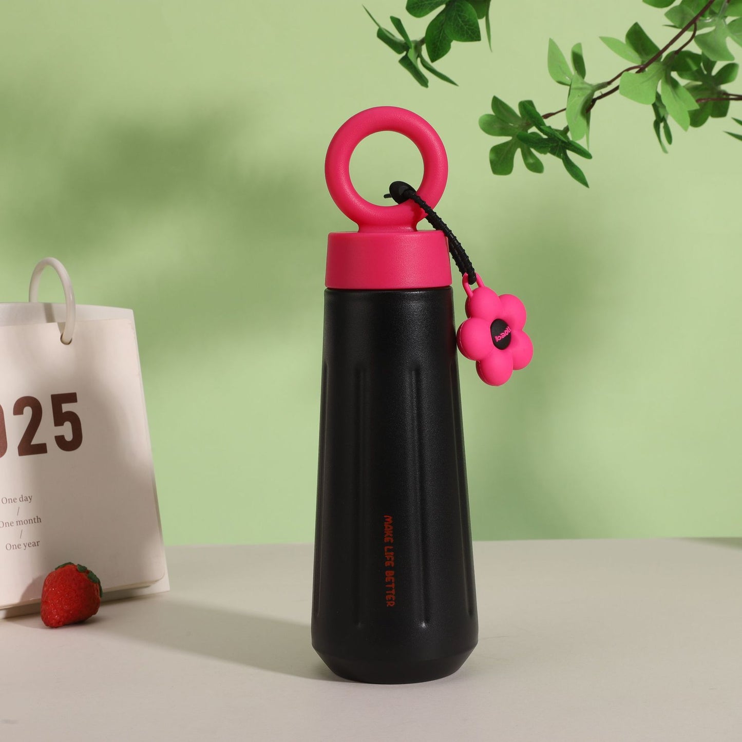 Damen stilvolle Kunststoff-Trinkflasche mit Charm Karnz