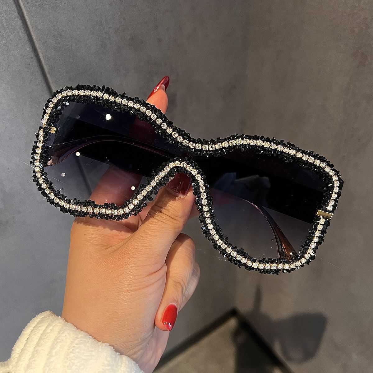 Damen Glamouröse Sonnenbrille mit auffälligem Kristallrahmen Karnz