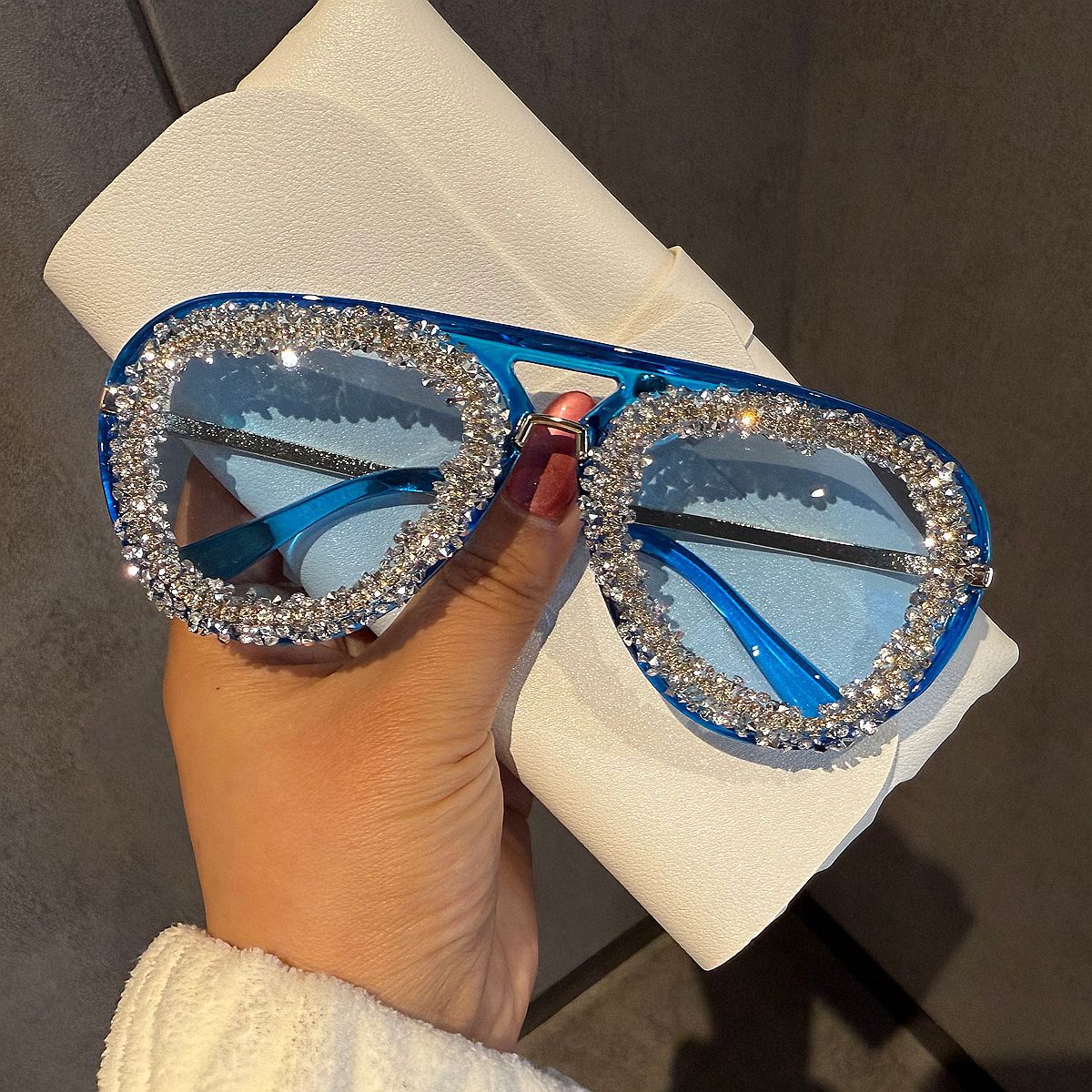 Damen extravagante Herz-Sonnenbrille mit funkelndem Strassrahmen Karnz
