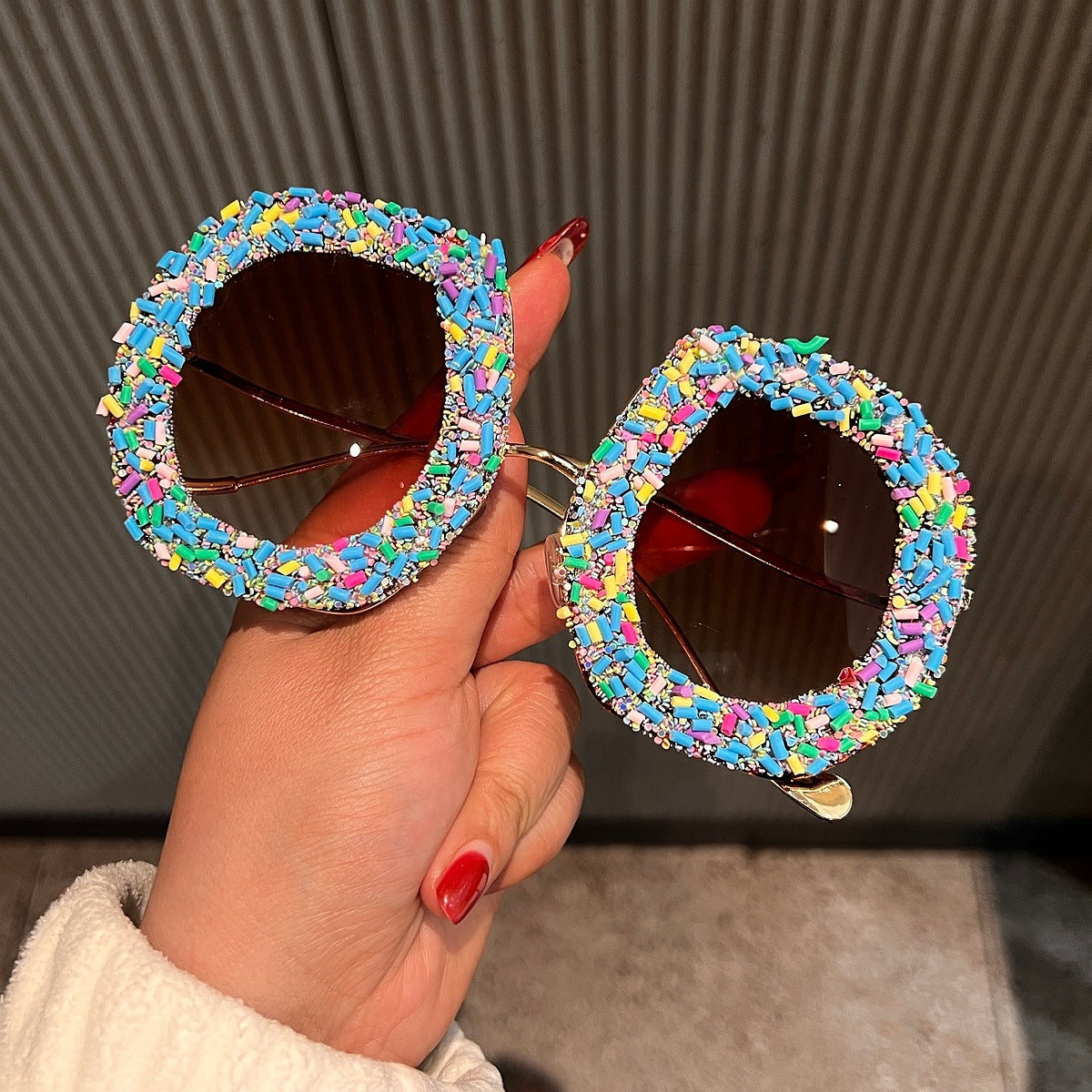 Damen Fashion-Sonnenbrille mit kreativen Strukturen und bunten Akzenten Karnz