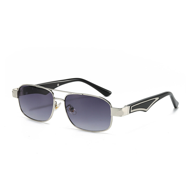 Damen stilvolle Korrektionsbrille mit angularen Akzenten Karnz
