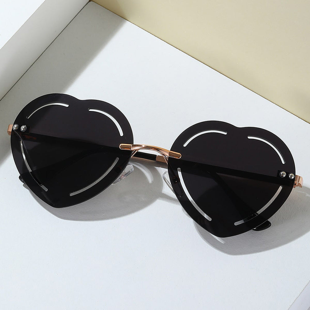 Damen Herzförmige Sonnenbrille mit stylischem Metallrahmen Karnz
