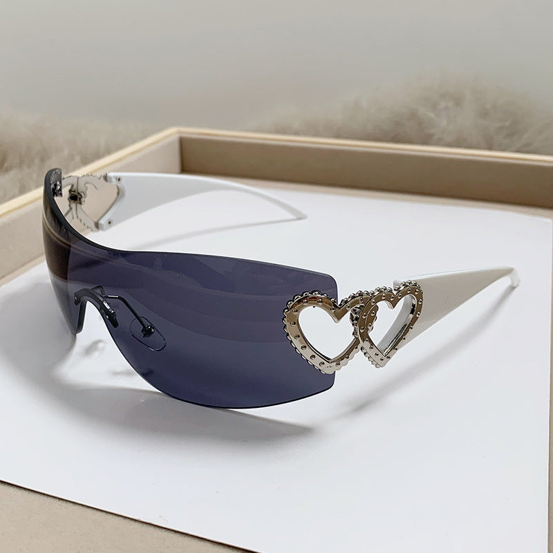 Damen Designer-Sonnenbrille mit luxuriösem Herz-Akzent Karnz