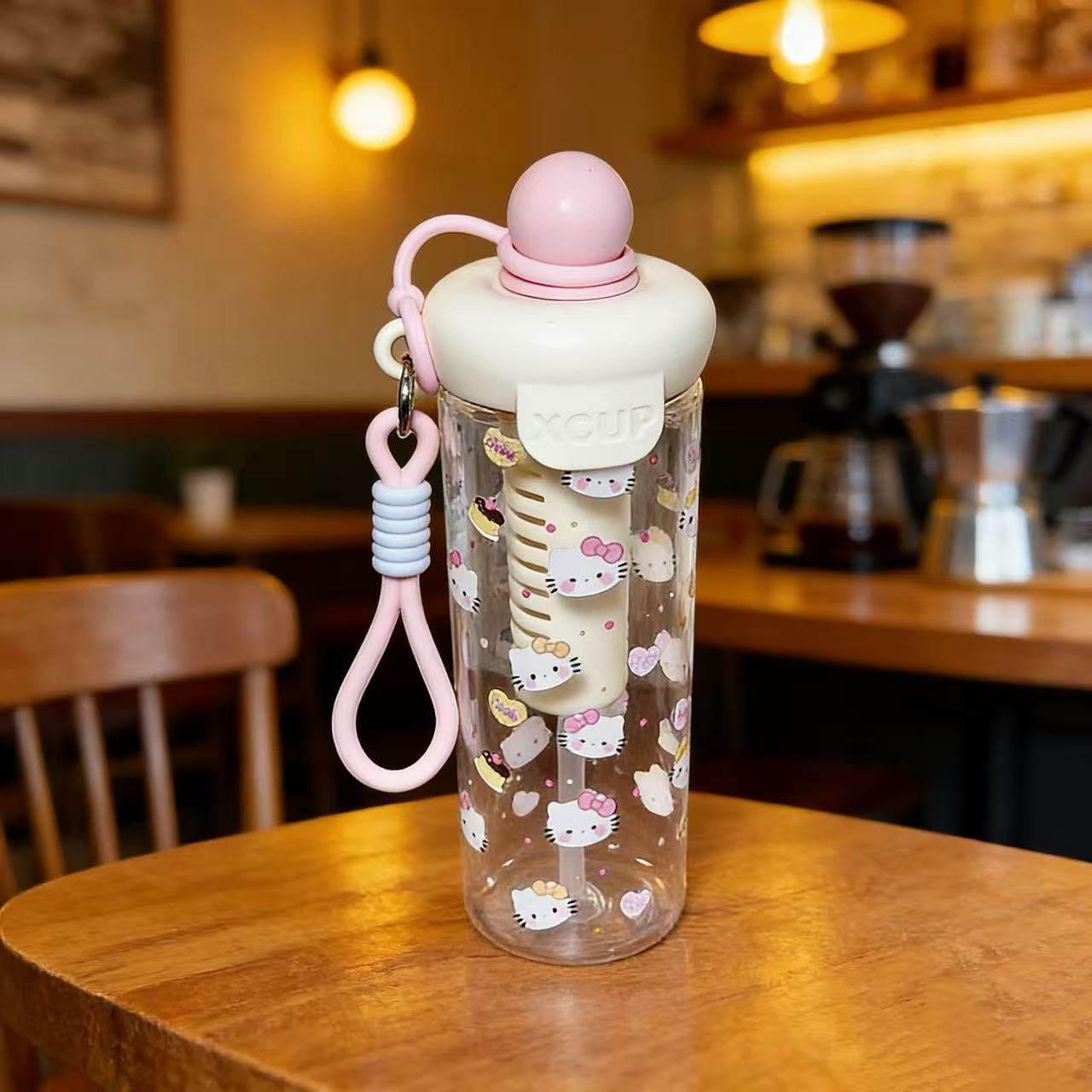 Damen Wasserflasche mit fröhlichem Motiv und praktischem Tragegriff Karnz