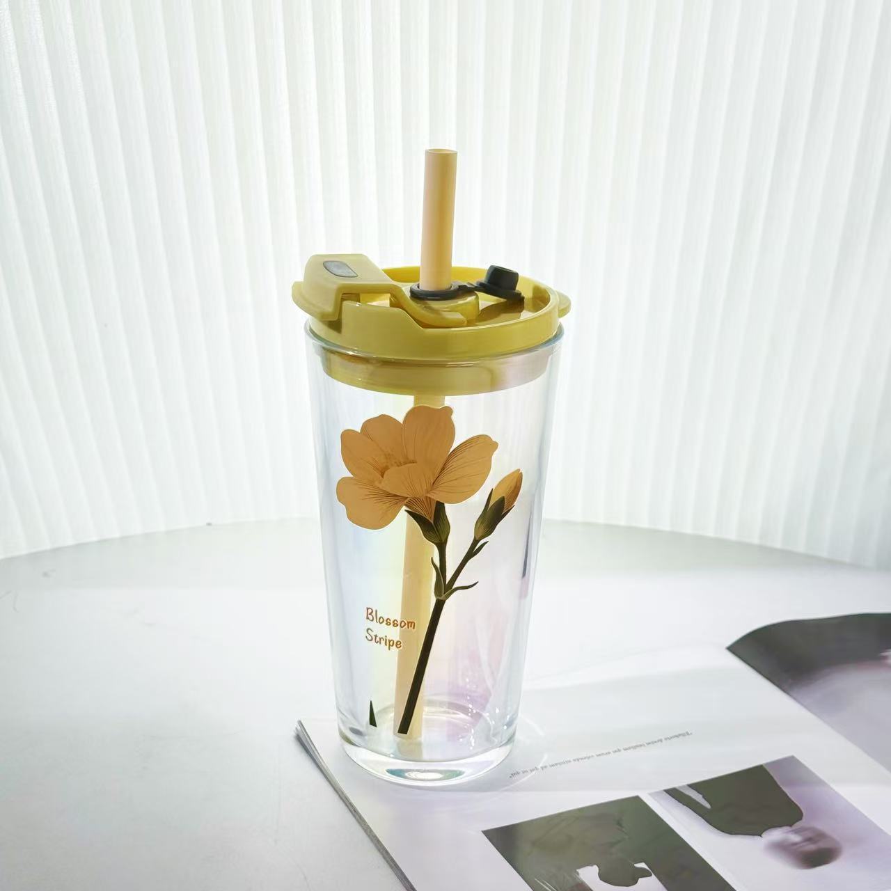 Damen Trinkbecher mit praktischer Silikonschutzhülle und dekorativen Blumenmotiven Karnz