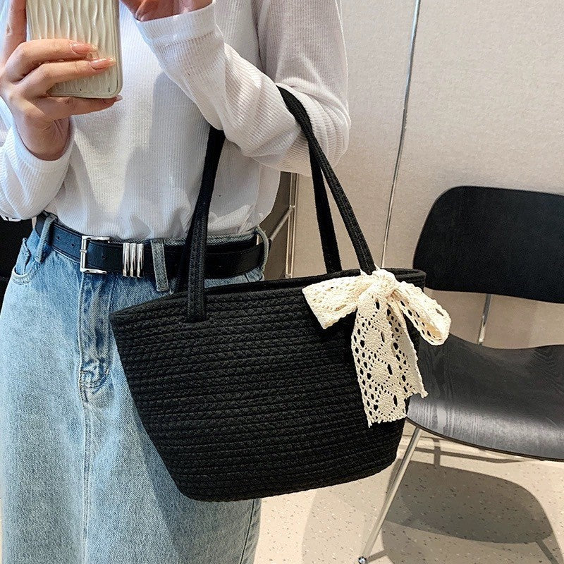 Damen Handtasche mit dekorativem Häkelband Karnz