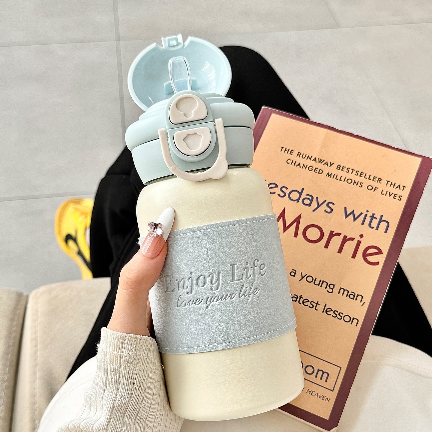 Damen isolierte Edelstahl Trinkflasche mit praktischem Ausgießer und stylischem Design Karnz