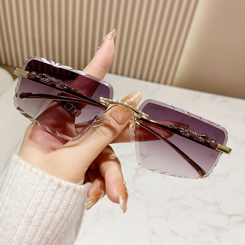 Damen Designer-Brille mit robustem Kunststoffrahmen und stilvollen Akzenten Karnz