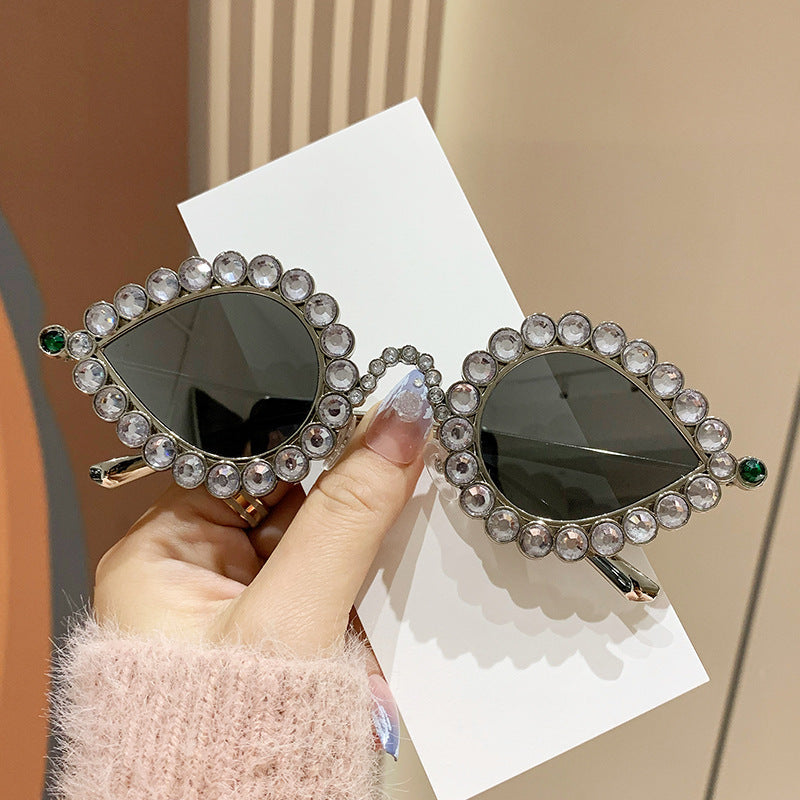 Damen Glamouröse Sonnenbrille mit funkelndem Strass Besatz Karnz