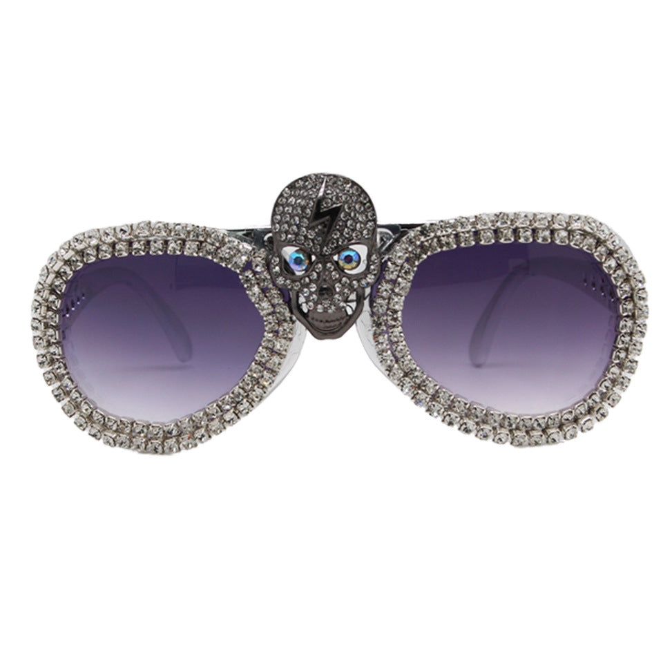 Damen Statement-Sonnenbrille mit außergewöhnlichem Totenkopf-Design und funkelndem Strassrahmen Karnz