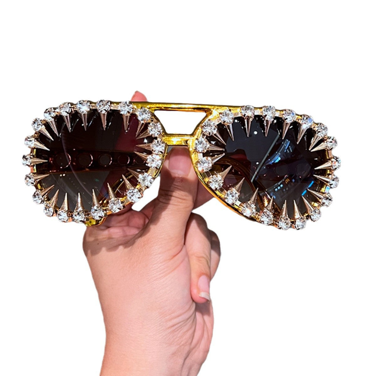 Damen Sonnenbrille im futuristischen Design mit spitzen Kristallverzierungen Karnz