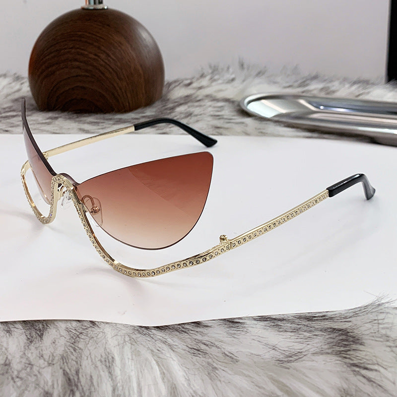 Damen extravagant geformte Cat-Eye Sonnenbrille mit funkelnden Applikationen Karnz