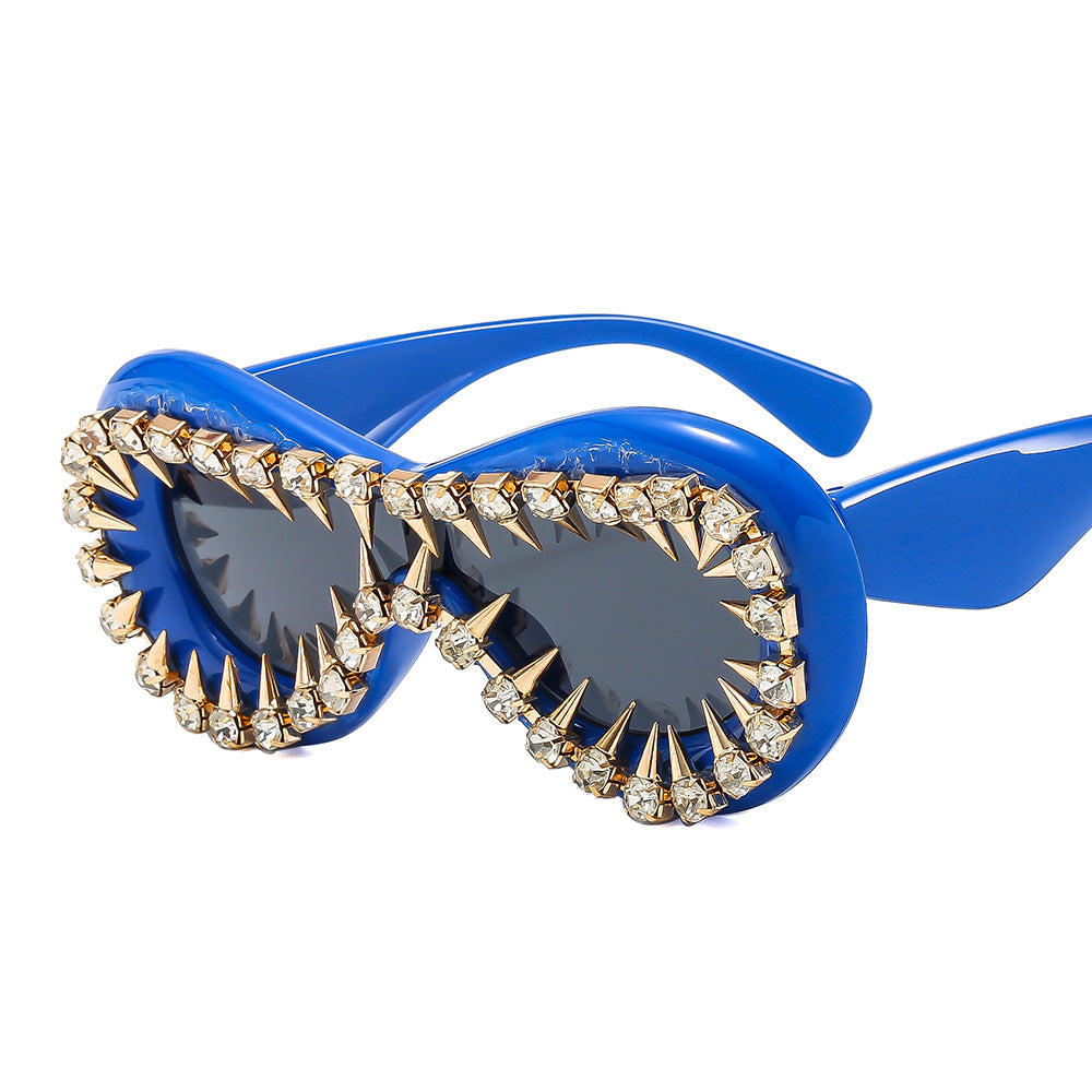 Damen modische Sonnenbrille mit extravaganten Spikes und Kristallverzierung Karnz
