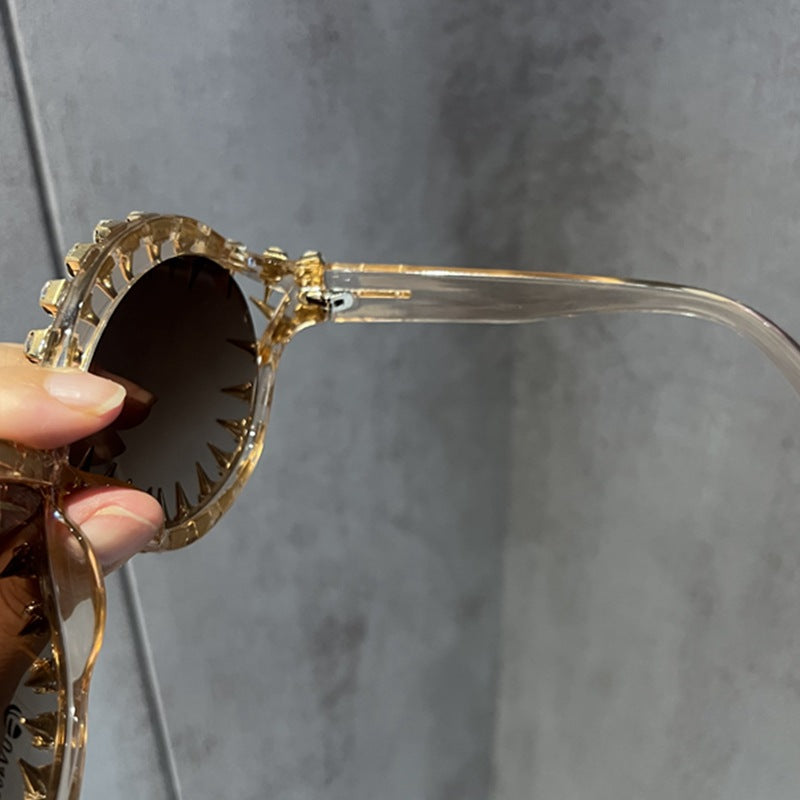 Damen stilvolle Oversize-Sonnenbrille mit auffälligem Nieten-Design Karnz