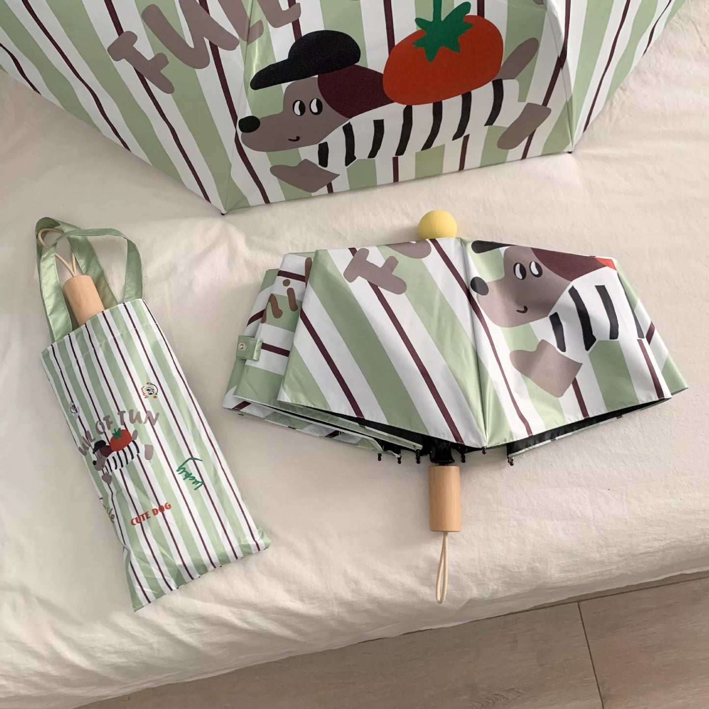 Damen eleganter Faltregenschirm mit ergonomischem Holzgriff und schützender Tragetasche Karnz