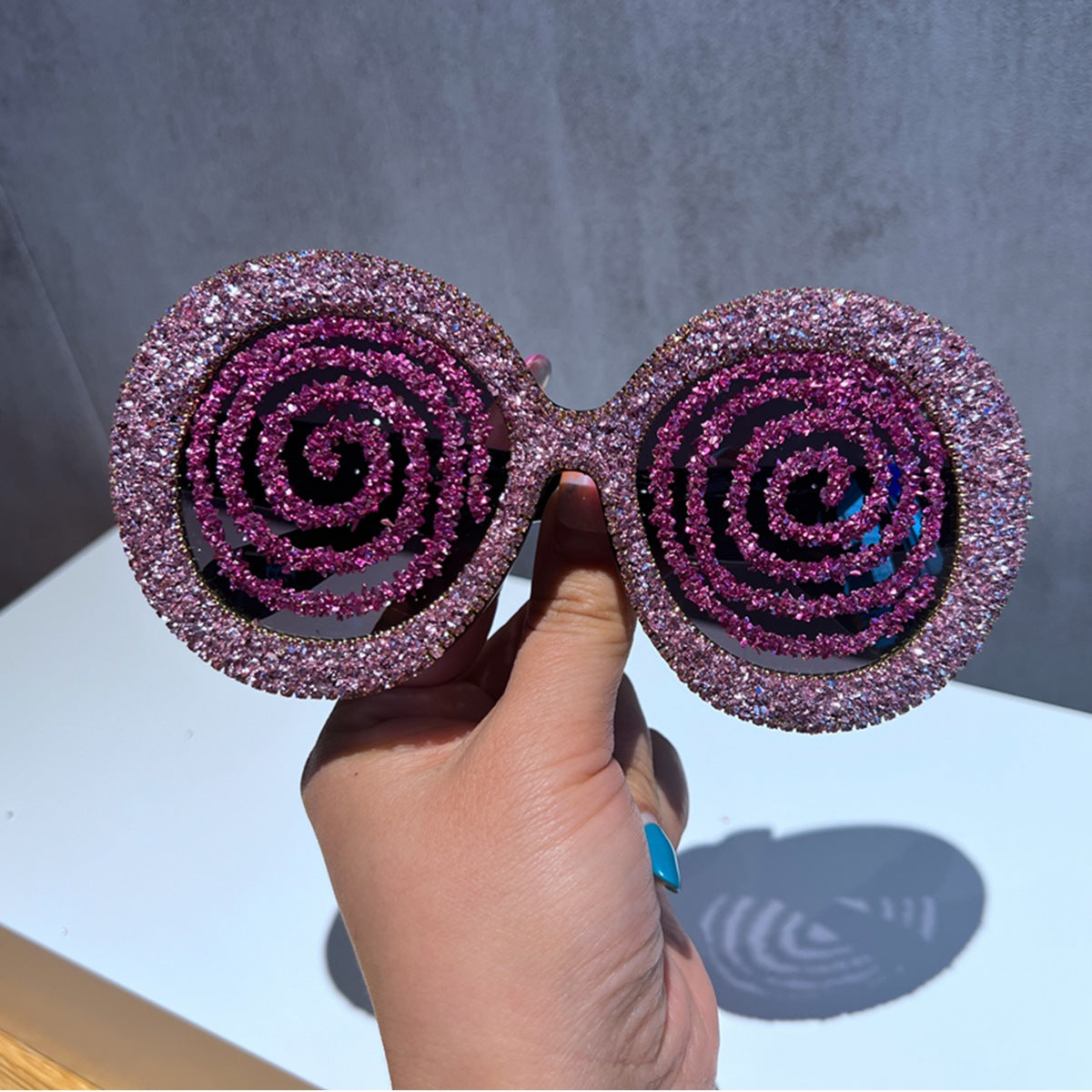 Damen Statement-Sonnenbrille mit spiralförmigem Glitzerdesign Karnz