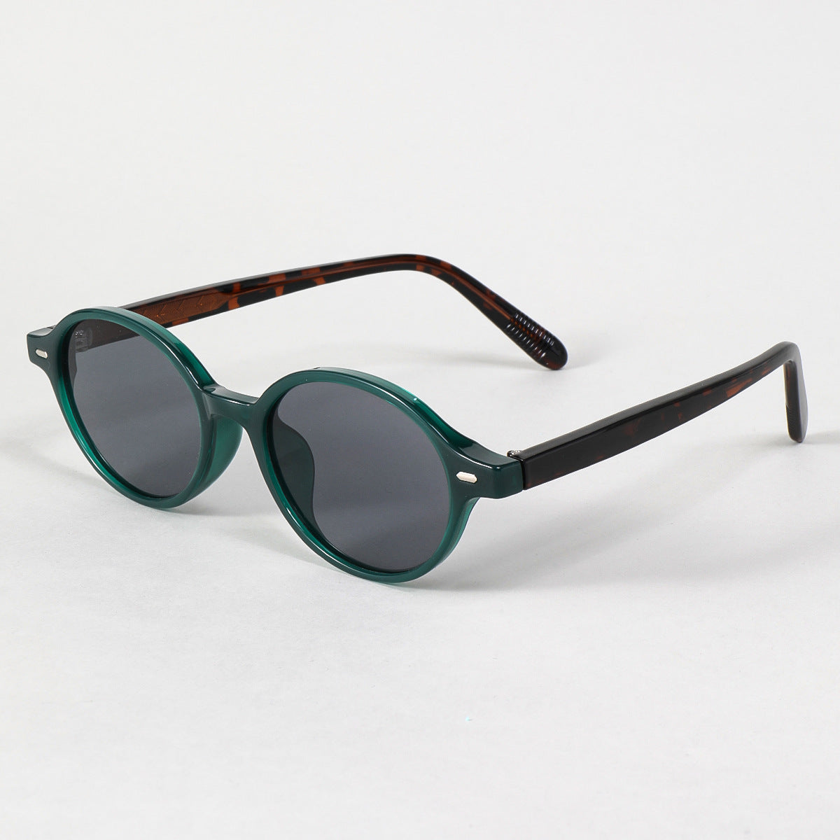 Damen modische Sonnenbrille im ovalen Design mit stylischen Akzenten Karnz