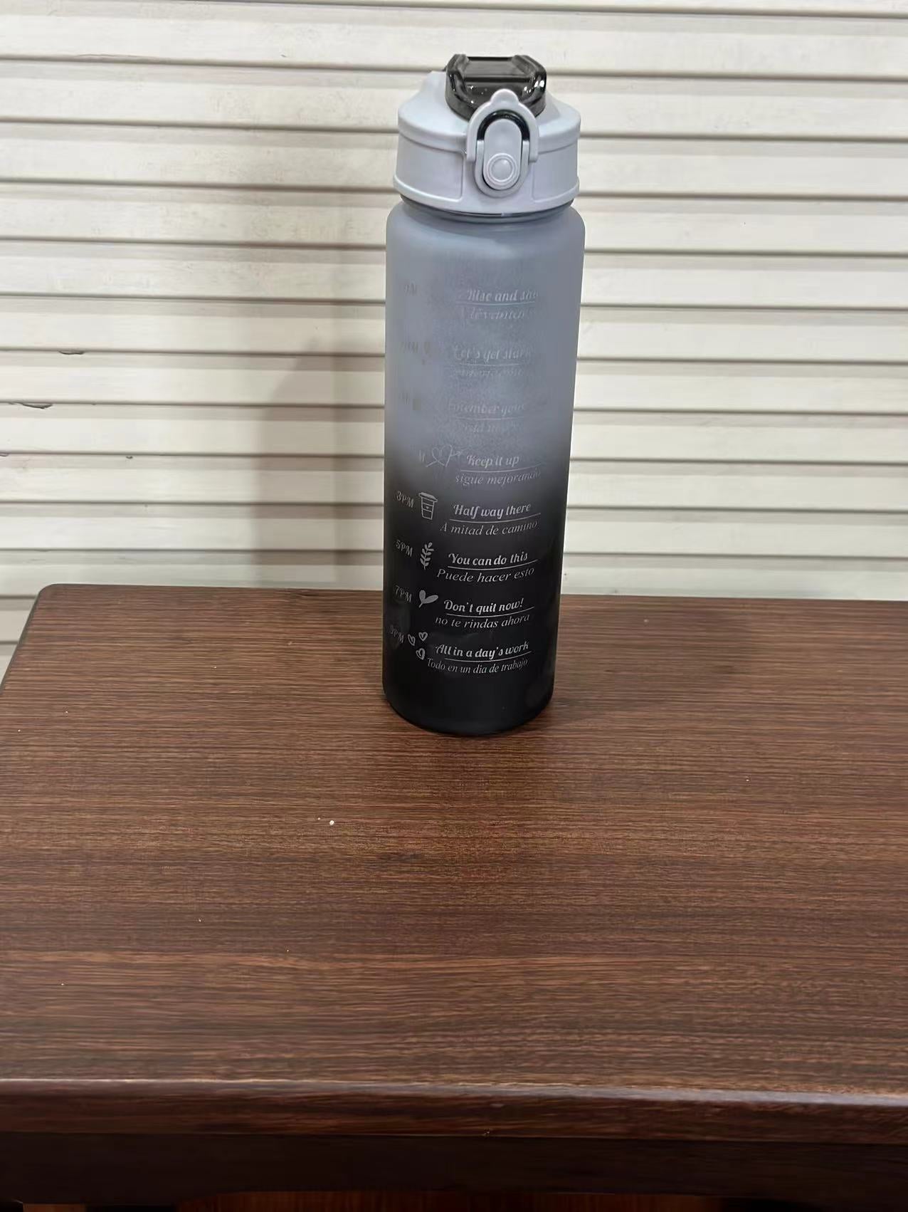 Damen Motivierende Wasserflasche mit Zeitmarkierungen Karnz