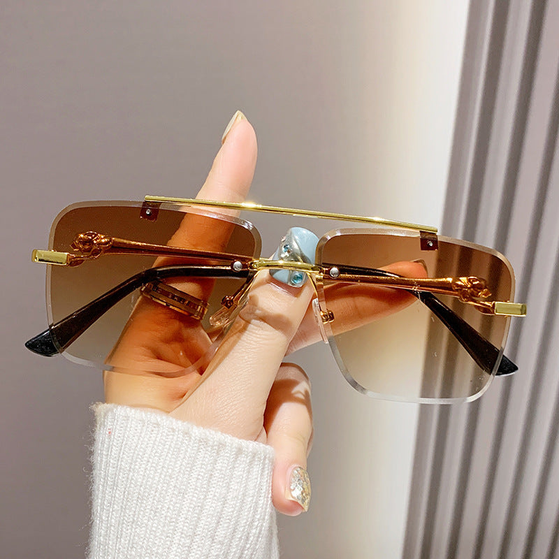 Damen Designer-Brille mit elegantem Goldrahmen und transparenten Gläsern Karnz