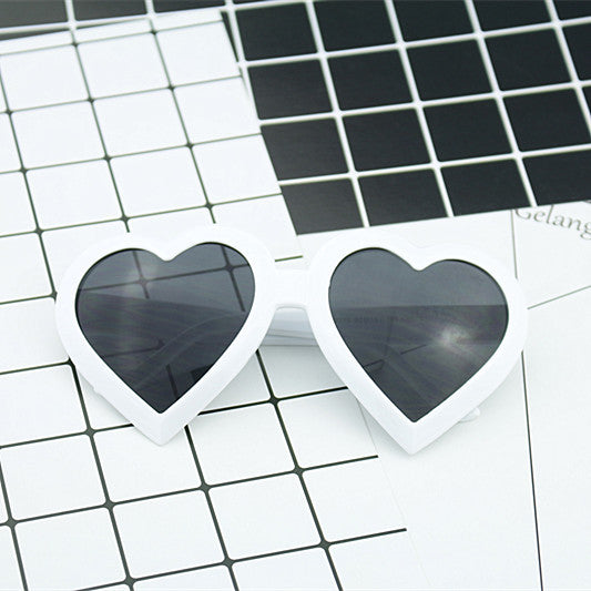 Damen Herzförmige Sonnenbrille im modernen Design Karnz