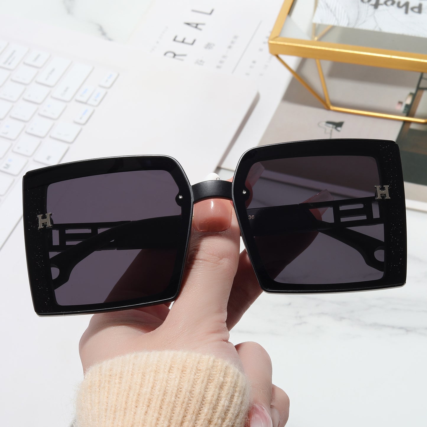 Damen modische Sonnenbrille mit extravagantem, rechteckigem Rahmen Karnz
