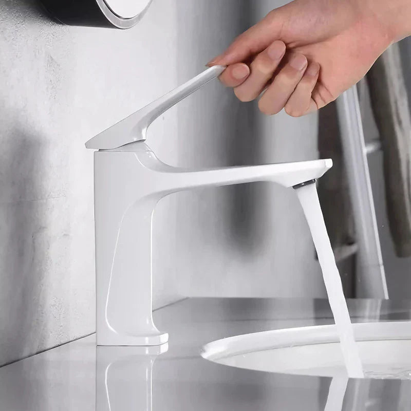 Karnz | Eleganter Badezimmer Wasserhahn - mit Einhebel für zeitlosen Komfort
