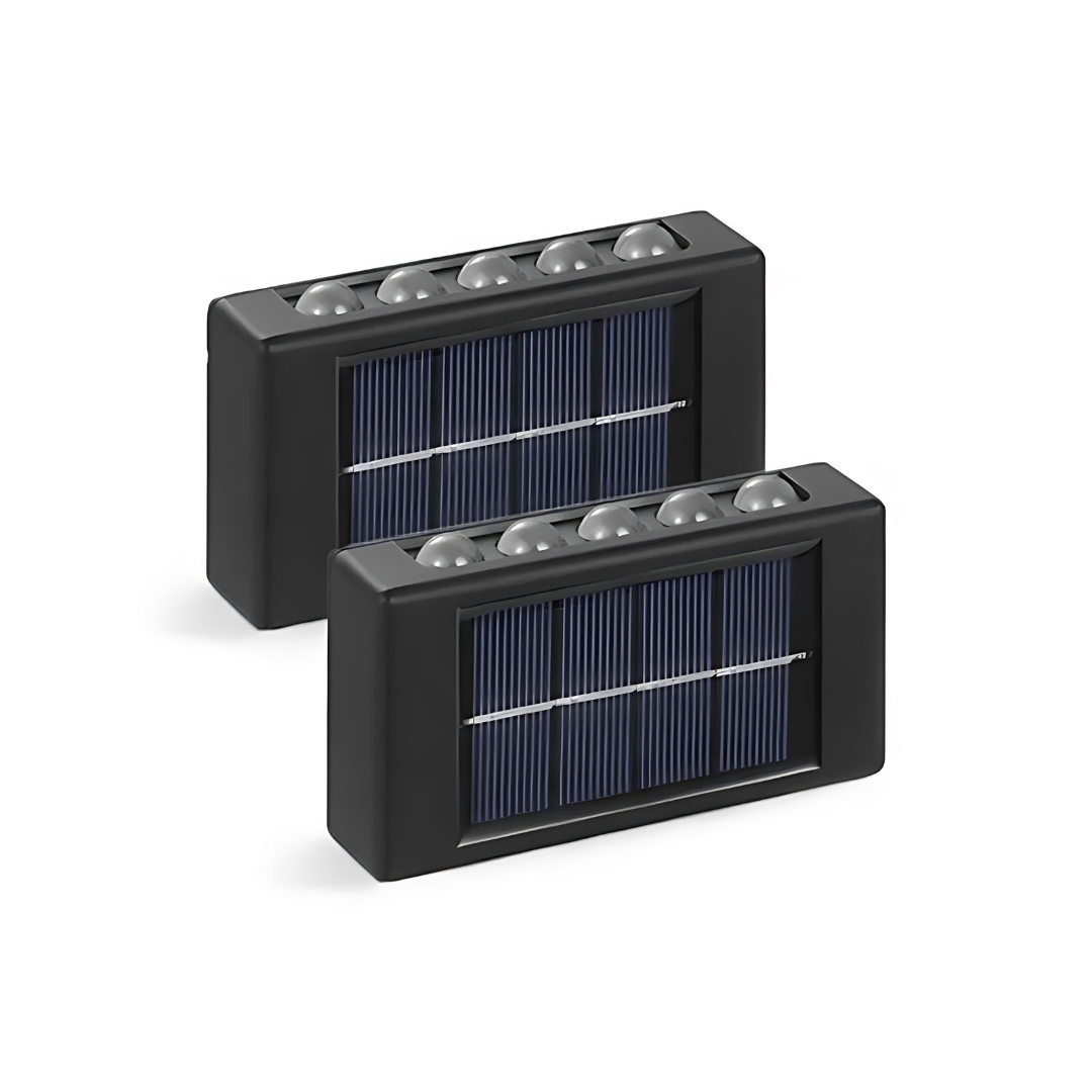 Zwei schwarze LED-Solarlampen mit integriertem Panel, freigestellt auf weißem Hintergrund