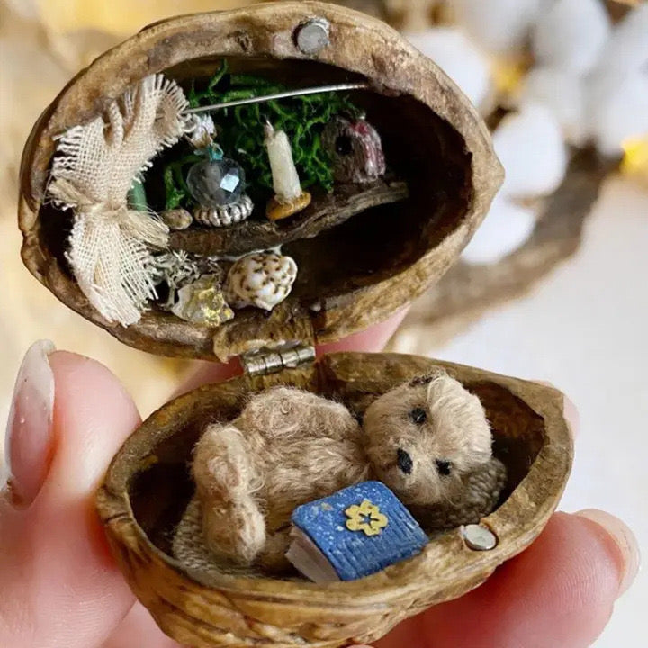 Miniatur-Walnusshaus-Ornament | Handgefertigtes Geschenk | Details aus Ton und Holz mit Beleuchtung