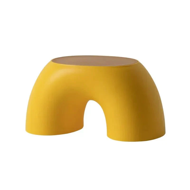 Kinderhocker aus Kunststoff in Regenbogenform