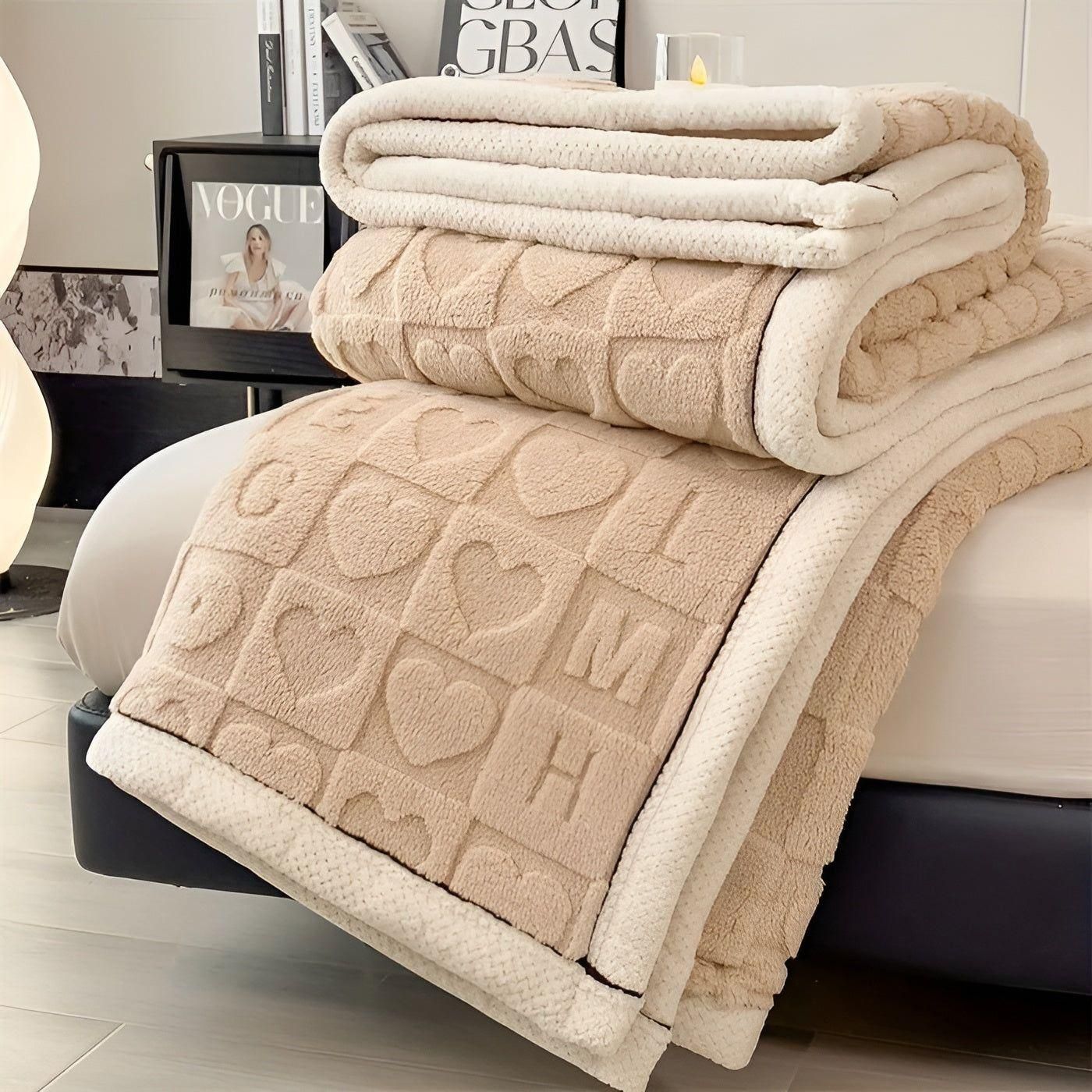 CoralDream Karnzanket – Warme Fleece-Winter-Karnzanket mit doppelseitigem Herz- und Buchstabenmotiv