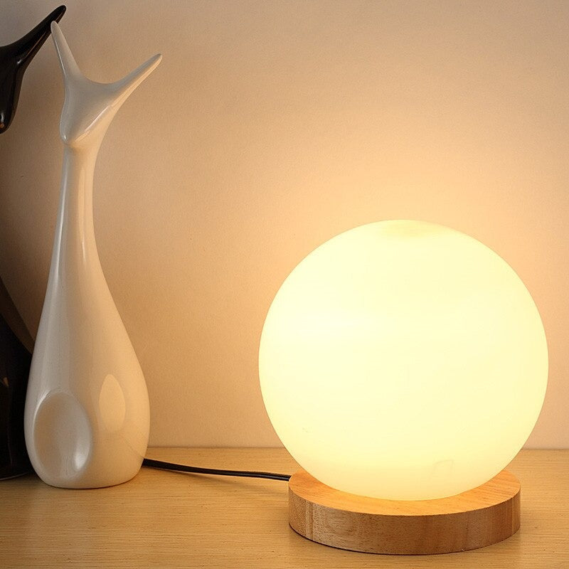 Runde LED Nachttischlampe mit satinierter Glasschirm und Holzsockel | Karnz