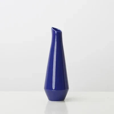 Moderne Porzellanvase in leuchtenden Farben